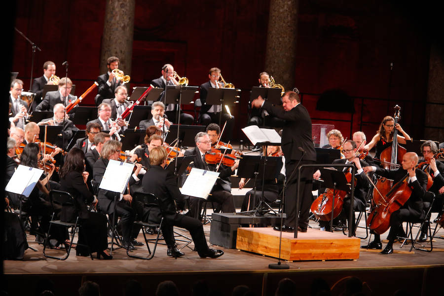 La O.C.G. abrió anoche el 68 Festival Internacional de Música y Danza de Granada, con la brillante dirección de Ivor Borton