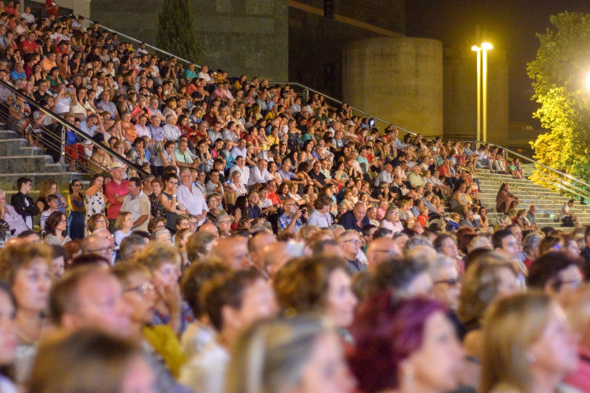 Un espectáculo de música y luces en el Palacio de Congresos pone fin a la semana de festejos en la capital nazarí