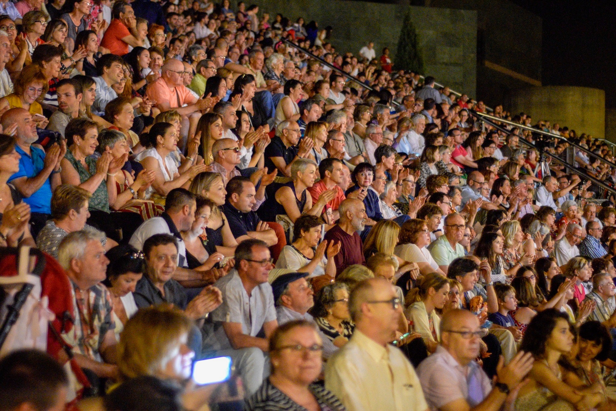 Un espectáculo de música y luces en el Palacio de Congresos pone fin a la semana de festejos en la capital nazarí