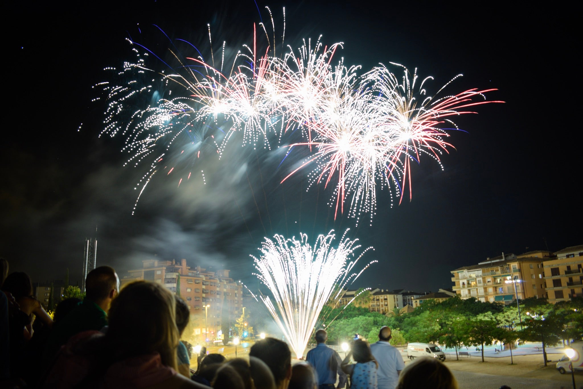 Un espectáculo de música y luces en el Palacio de Congresos pone fin a la semana de festejos en la capital nazarí