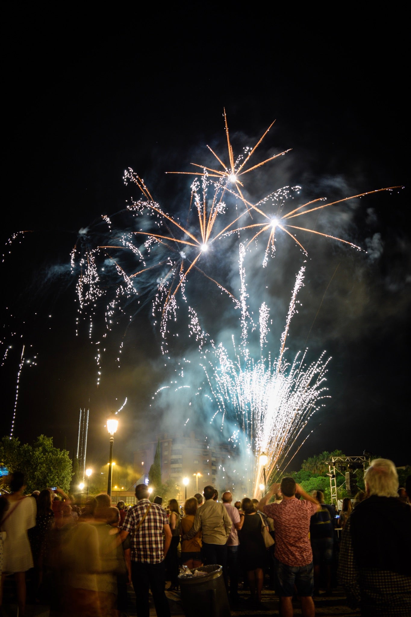 Un espectáculo de música y luces en el Palacio de Congresos pone fin a la semana de festejos en la capital nazarí