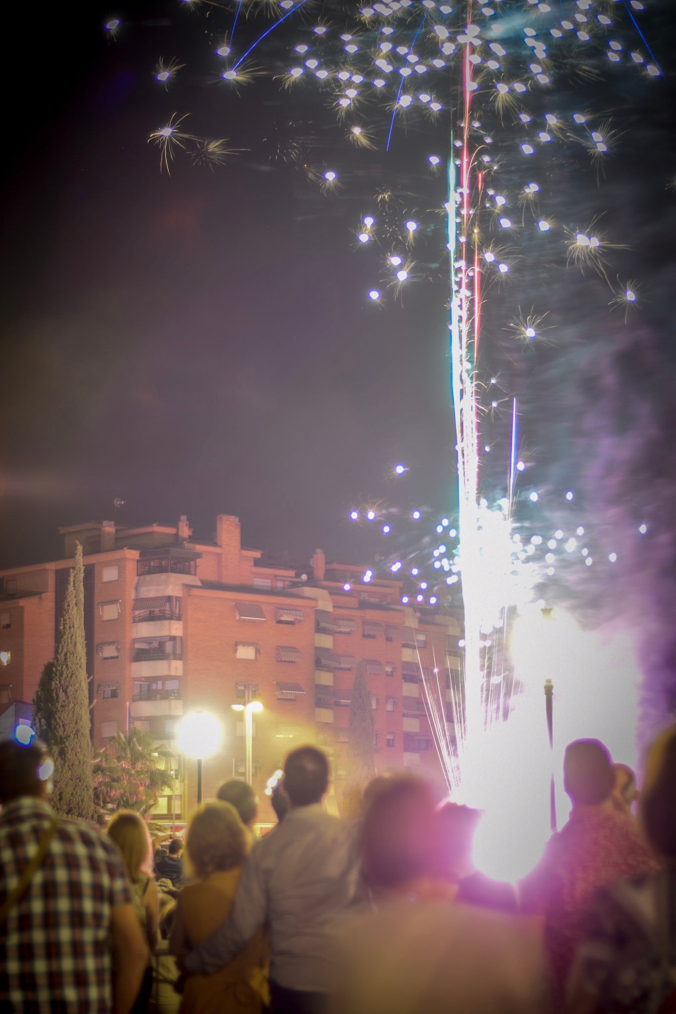 Un espectáculo de música y luces en el Palacio de Congresos pone fin a la semana de festejos en la capital nazarí