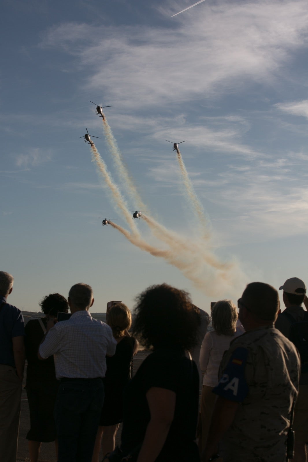 Acrobatismo motorizado. Hélices a golpe de guitarra. Espectáculo por todo lo alto. El FEX, la extensión callejera, gratuita y a menudo sorprendente del Festival Internacional de Música y Danza de Granada, alzó este viernes el escenario hasta el cielo de la Base Aérea de Armilla.