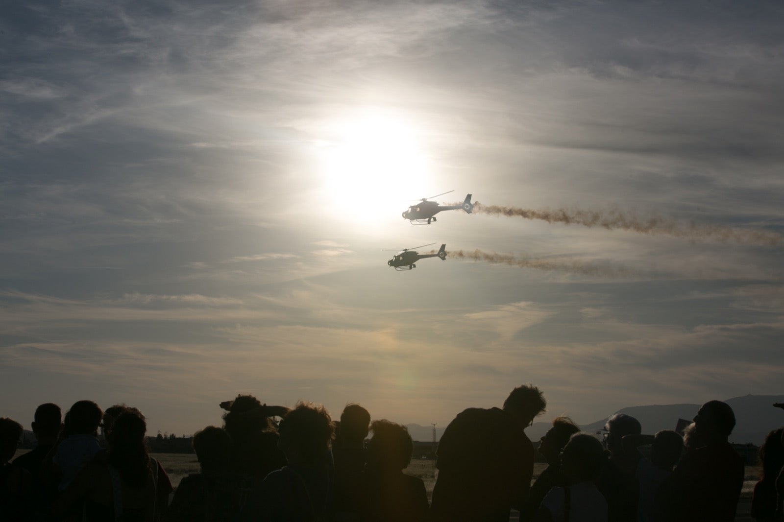 Acrobatismo motorizado. Hélices a golpe de guitarra. Espectáculo por todo lo alto. El FEX, la extensión callejera, gratuita y a menudo sorprendente del Festival Internacional de Música y Danza de Granada, alzó este viernes el escenario hasta el cielo de la Base Aérea de Armilla.
