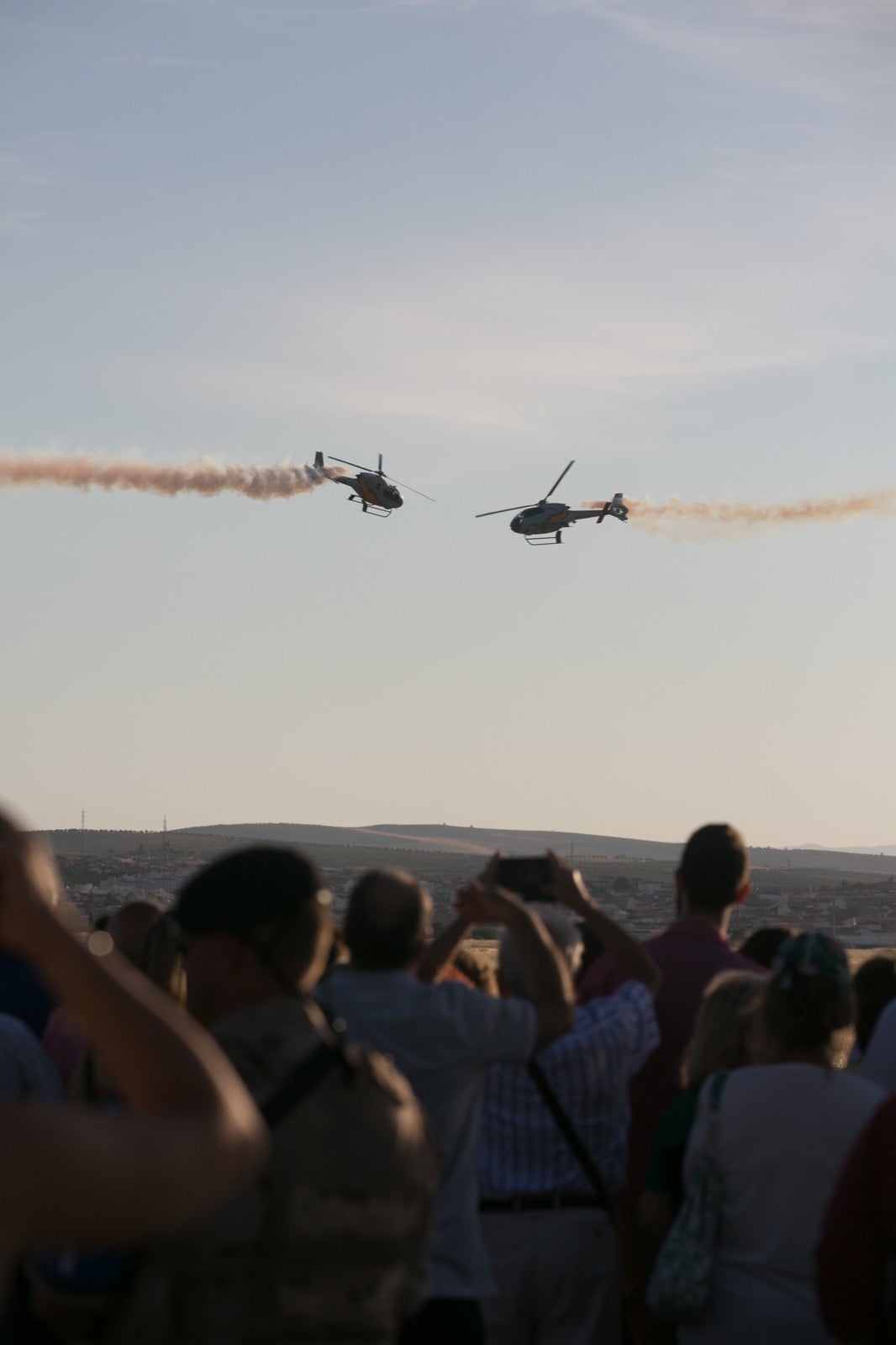 Acrobatismo motorizado. Hélices a golpe de guitarra. Espectáculo por todo lo alto. El FEX, la extensión callejera, gratuita y a menudo sorprendente del Festival Internacional de Música y Danza de Granada, alzó este viernes el escenario hasta el cielo de la Base Aérea de Armilla.