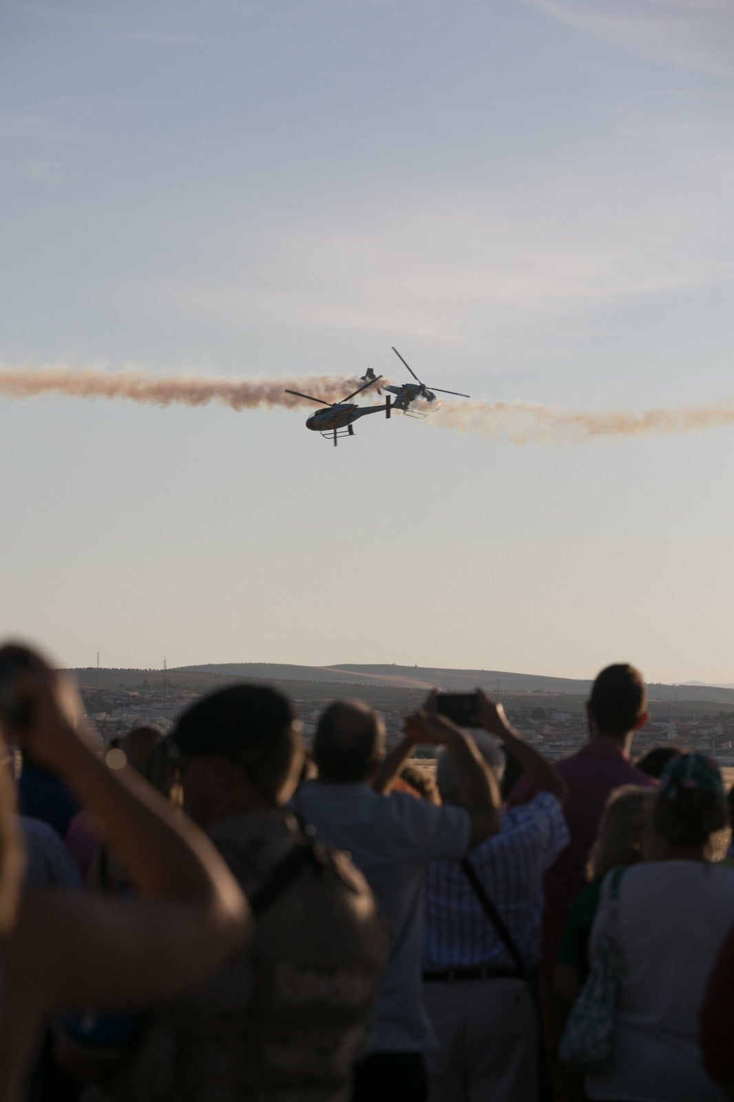 Acrobatismo motorizado. Hélices a golpe de guitarra. Espectáculo por todo lo alto. El FEX, la extensión callejera, gratuita y a menudo sorprendente del Festival Internacional de Música y Danza de Granada, alzó este viernes el escenario hasta el cielo de la Base Aérea de Armilla.