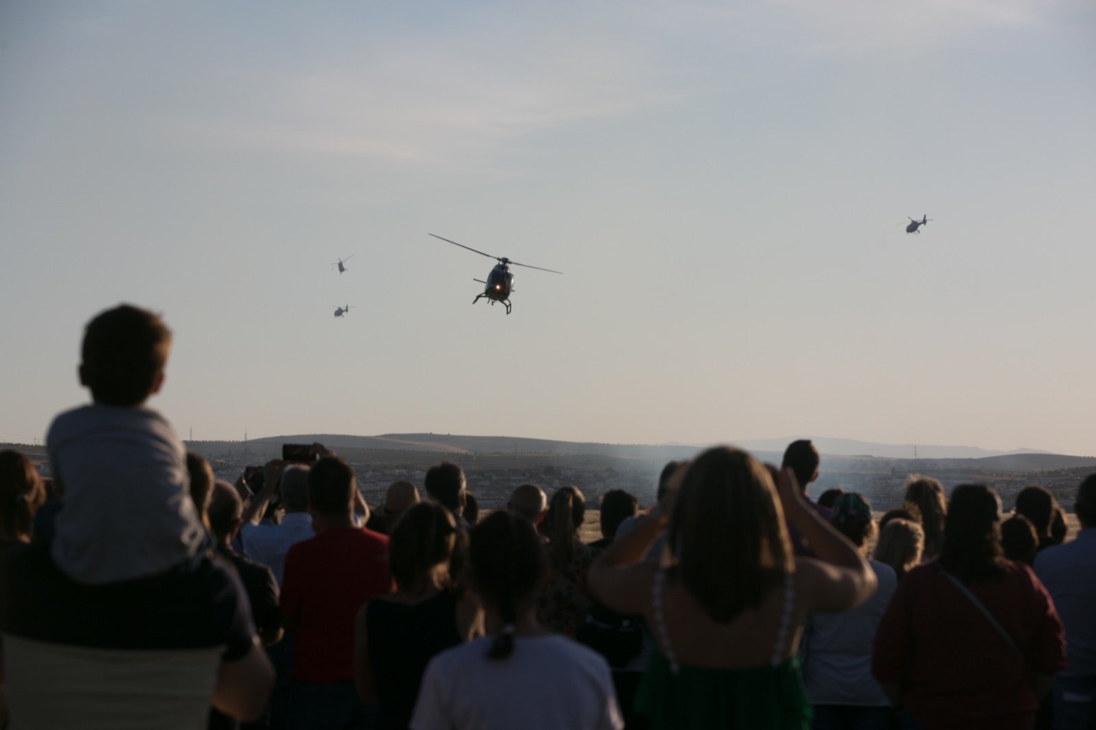 Acrobatismo motorizado. Hélices a golpe de guitarra. Espectáculo por todo lo alto. El FEX, la extensión callejera, gratuita y a menudo sorprendente del Festival Internacional de Música y Danza de Granada, alzó este viernes el escenario hasta el cielo de la Base Aérea de Armilla.