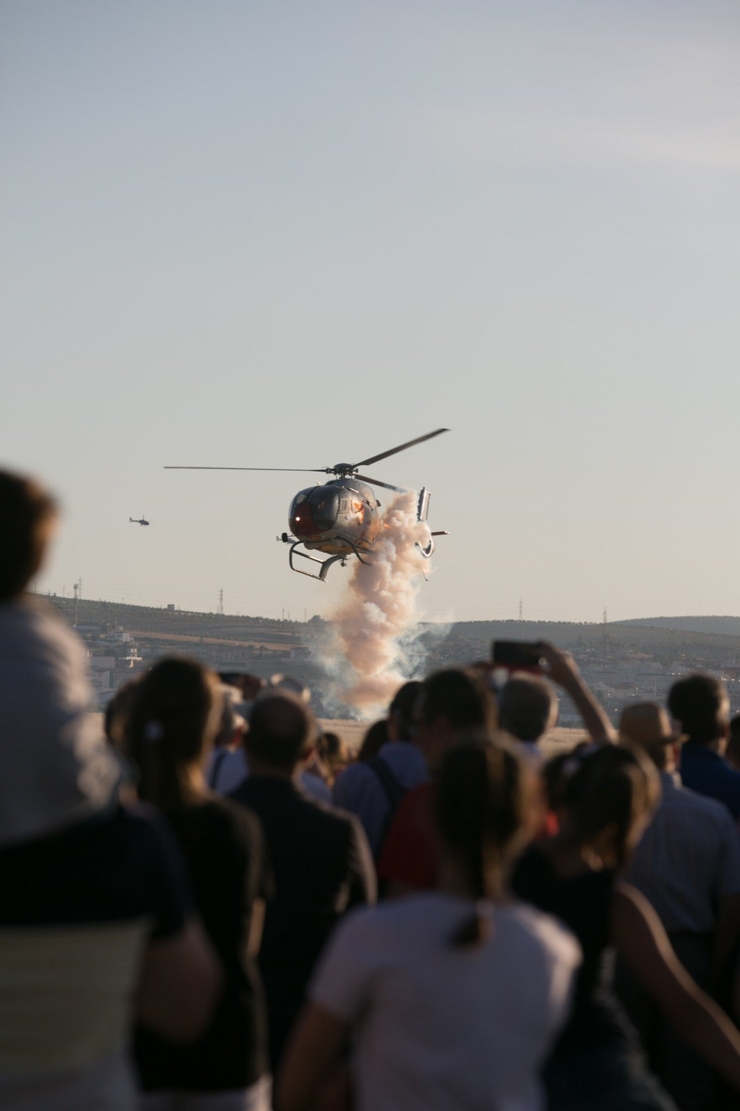 Acrobatismo motorizado. Hélices a golpe de guitarra. Espectáculo por todo lo alto. El FEX, la extensión callejera, gratuita y a menudo sorprendente del Festival Internacional de Música y Danza de Granada, alzó este viernes el escenario hasta el cielo de la Base Aérea de Armilla.