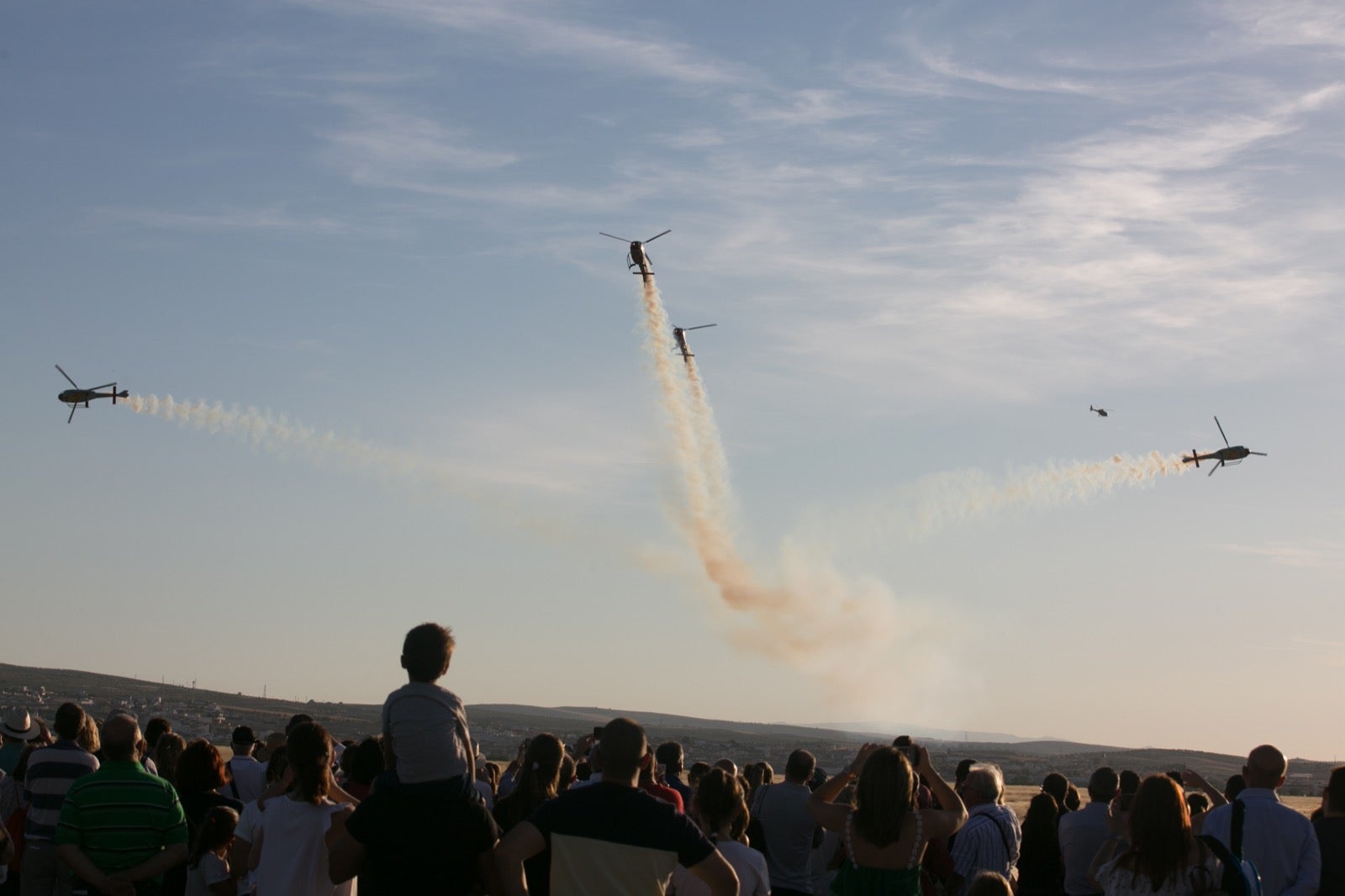 Acrobatismo motorizado. Hélices a golpe de guitarra. Espectáculo por todo lo alto. El FEX, la extensión callejera, gratuita y a menudo sorprendente del Festival Internacional de Música y Danza de Granada, alzó este viernes el escenario hasta el cielo de la Base Aérea de Armilla.