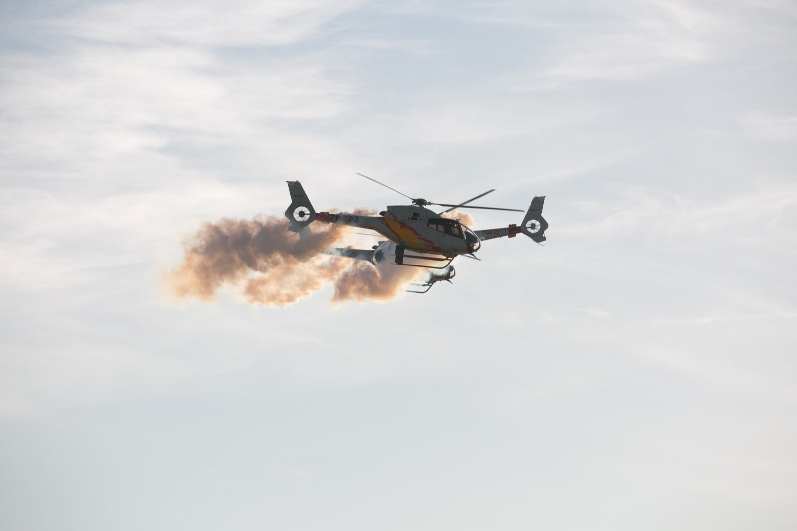Acrobatismo motorizado. Hélices a golpe de guitarra. Espectáculo por todo lo alto. El FEX, la extensión callejera, gratuita y a menudo sorprendente del Festival Internacional de Música y Danza de Granada, alzó este viernes el escenario hasta el cielo de la Base Aérea de Armilla.
