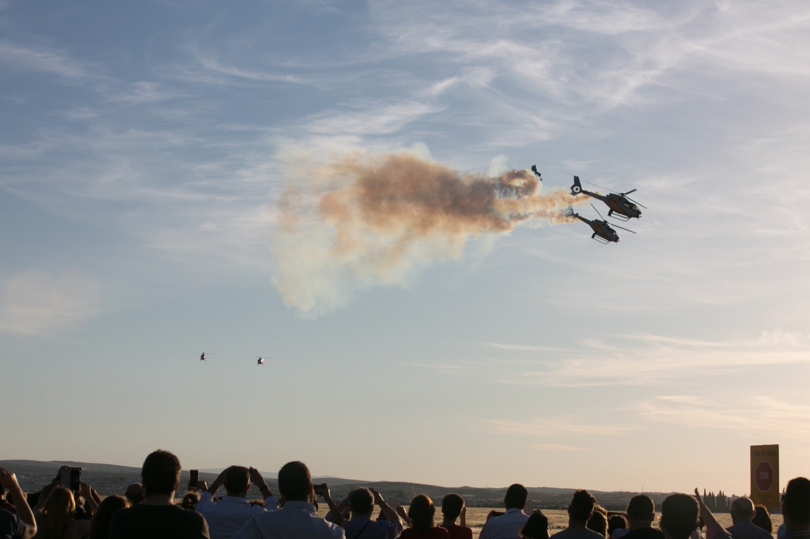 Acrobatismo motorizado. Hélices a golpe de guitarra. Espectáculo por todo lo alto. El FEX, la extensión callejera, gratuita y a menudo sorprendente del Festival Internacional de Música y Danza de Granada, alzó este viernes el escenario hasta el cielo de la Base Aérea de Armilla.