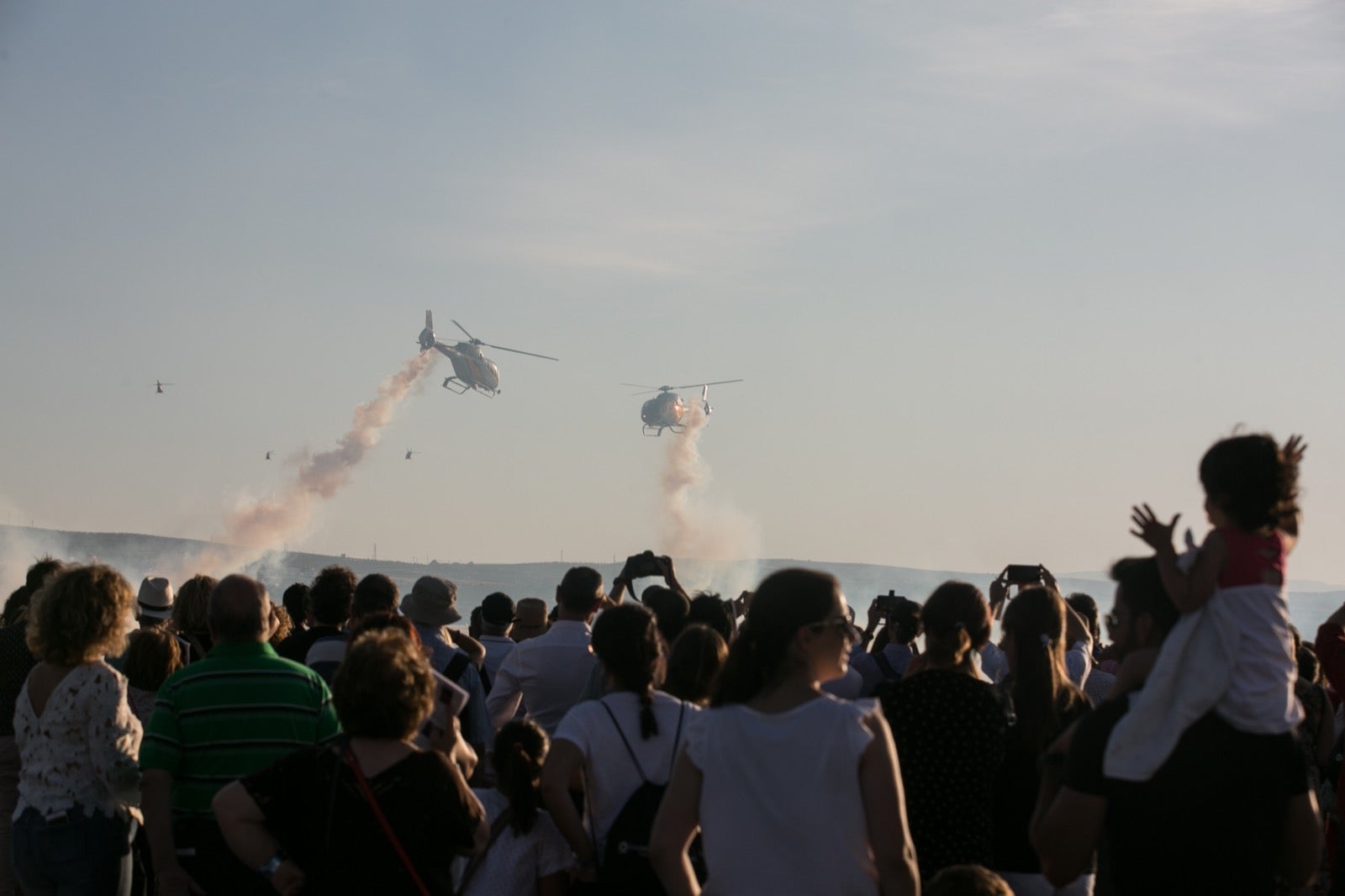 Acrobatismo motorizado. Hélices a golpe de guitarra. Espectáculo por todo lo alto. El FEX, la extensión callejera, gratuita y a menudo sorprendente del Festival Internacional de Música y Danza de Granada, alzó este viernes el escenario hasta el cielo de la Base Aérea de Armilla.
