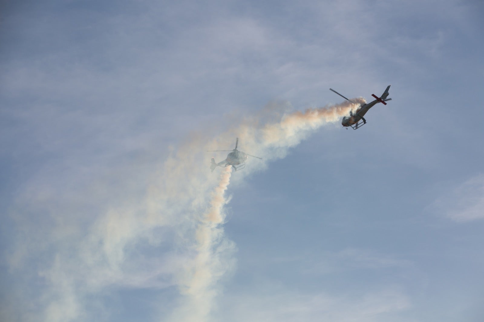 Acrobatismo motorizado. Hélices a golpe de guitarra. Espectáculo por todo lo alto. El FEX, la extensión callejera, gratuita y a menudo sorprendente del Festival Internacional de Música y Danza de Granada, alzó este viernes el escenario hasta el cielo de la Base Aérea de Armilla.