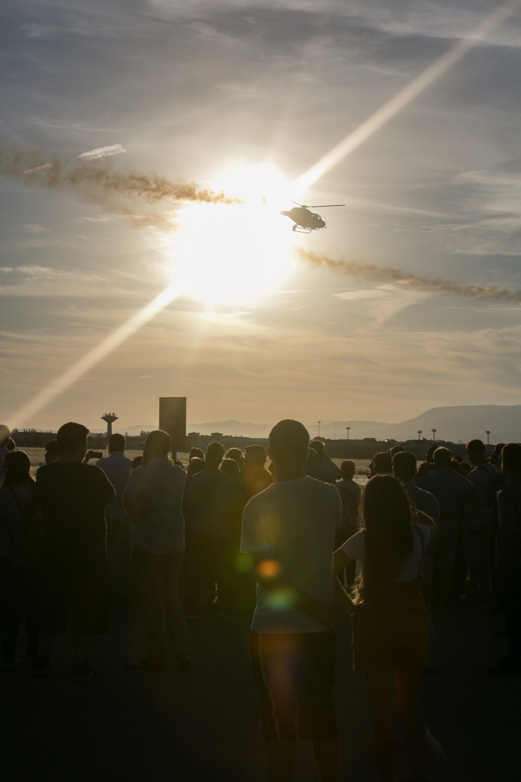 Acrobatismo motorizado. Hélices a golpe de guitarra. Espectáculo por todo lo alto. El FEX, la extensión callejera, gratuita y a menudo sorprendente del Festival Internacional de Música y Danza de Granada, alzó este viernes el escenario hasta el cielo de la Base Aérea de Armilla.
