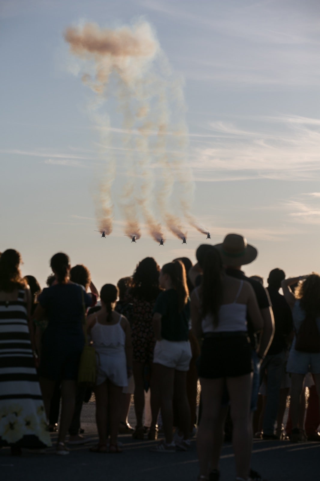 Acrobatismo motorizado. Hélices a golpe de guitarra. Espectáculo por todo lo alto. El FEX, la extensión callejera, gratuita y a menudo sorprendente del Festival Internacional de Música y Danza de Granada, alzó este viernes el escenario hasta el cielo de la Base Aérea de Armilla.