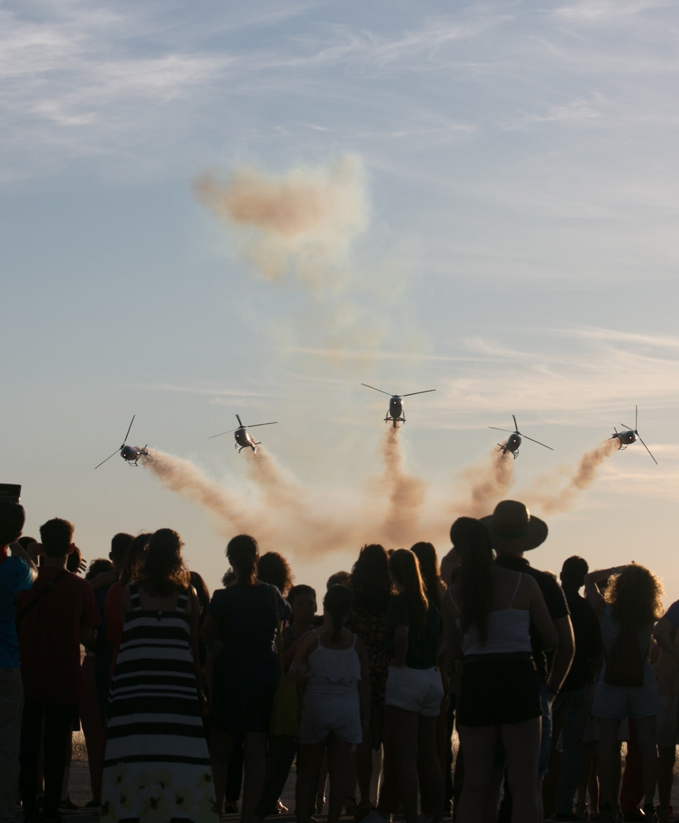 Acrobatismo motorizado. Hélices a golpe de guitarra. Espectáculo por todo lo alto. El FEX, la extensión callejera, gratuita y a menudo sorprendente del Festival Internacional de Música y Danza de Granada, alzó este viernes el escenario hasta el cielo de la Base Aérea de Armilla.