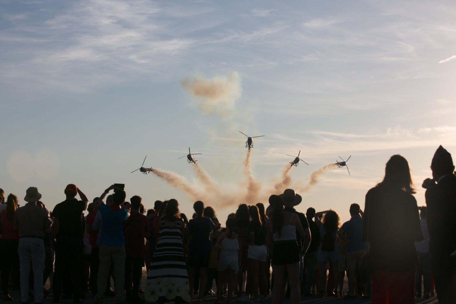 Acrobatismo motorizado. Hélices a golpe de guitarra. Espectáculo por todo lo alto. El FEX, la extensión callejera, gratuita y a menudo sorprendente del Festival Internacional de Música y Danza de Granada, alzó este viernes el escenario hasta el cielo de la Base Aérea de Armilla.