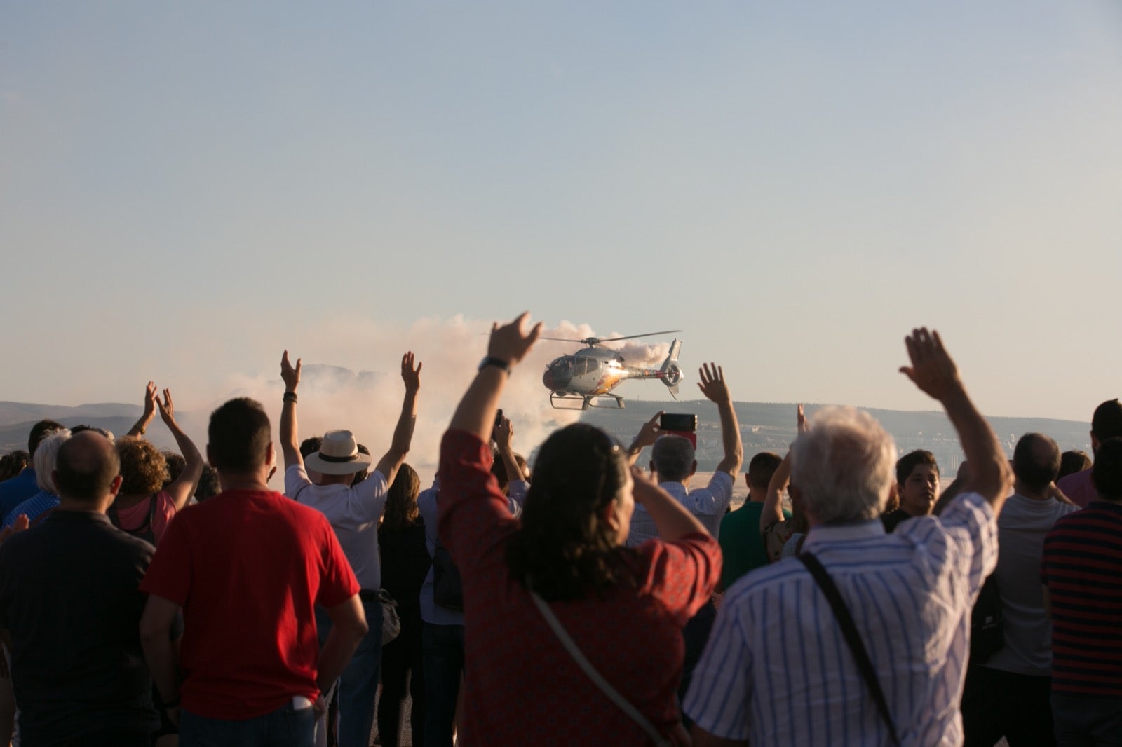 Acrobatismo motorizado. Hélices a golpe de guitarra. Espectáculo por todo lo alto. El FEX, la extensión callejera, gratuita y a menudo sorprendente del Festival Internacional de Música y Danza de Granada, alzó este viernes el escenario hasta el cielo de la Base Aérea de Armilla.