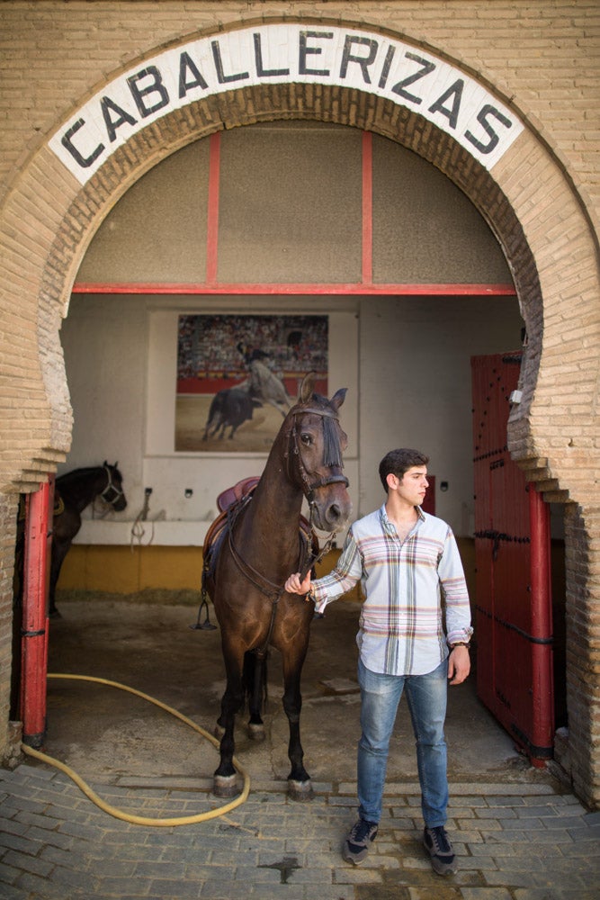 Portentosa actuación del granadino 'El Fandi0', a hombros con Julián López 'El Juli' en tarde de claroscuros de 'Morante de la Puebla'