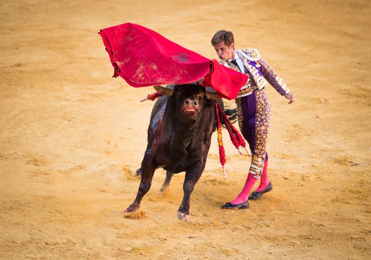 Portentosa actuación del granadino 'El Fandi0', a hombros con Julián López 'El Juli' en tarde de claroscuros de 'Morante de la Puebla'