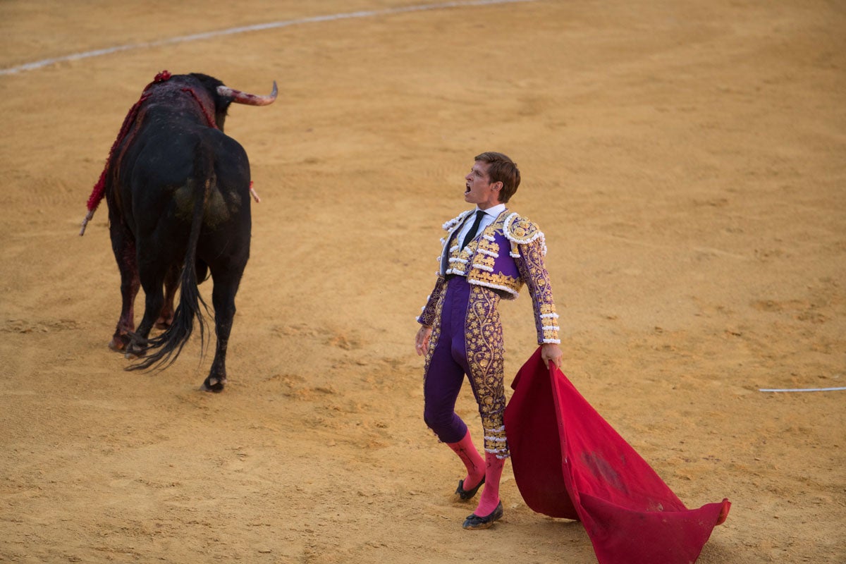 Portentosa actuación del granadino 'El Fandi0', a hombros con Julián López 'El Juli' en tarde de claroscuros de 'Morante de la Puebla'