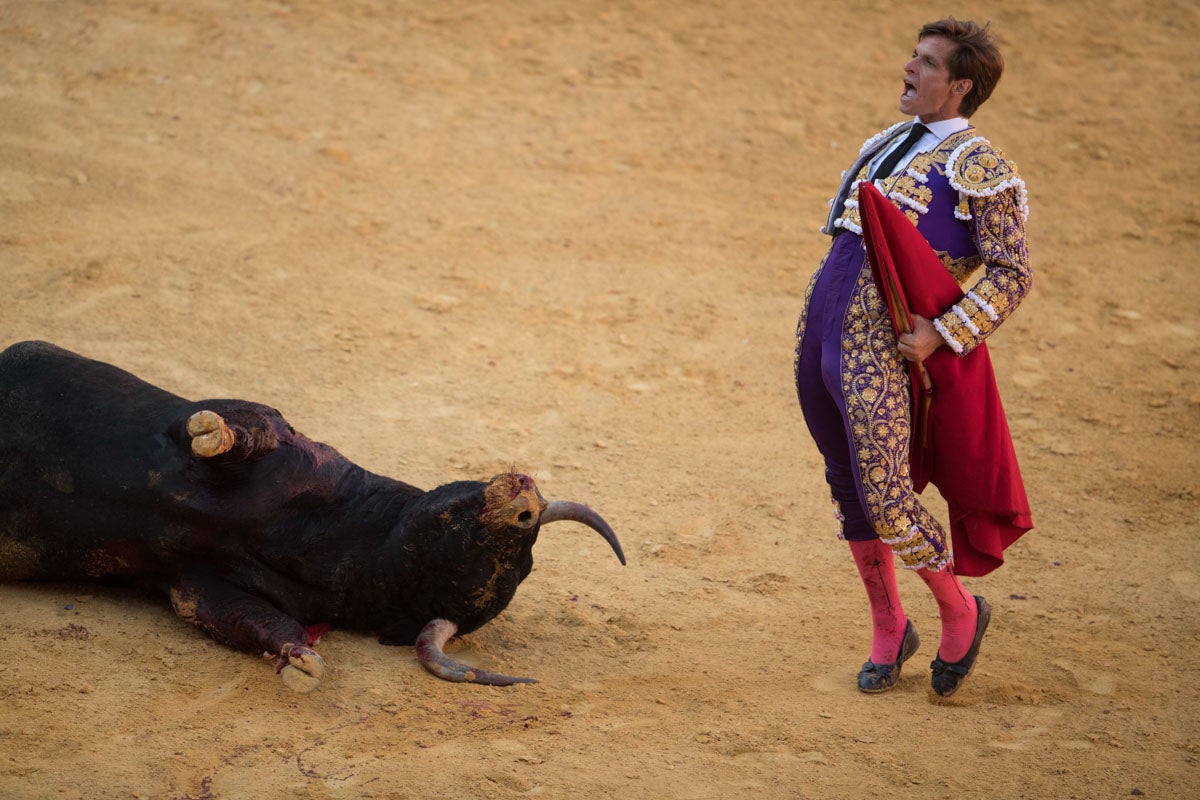 Portentosa actuación del granadino 'El Fandi0', a hombros con Julián López 'El Juli' en tarde de claroscuros de 'Morante de la Puebla'