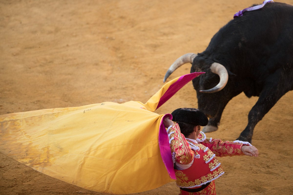 Portentosa actuación del granadino 'El Fandi0', a hombros con Julián López 'El Juli' en tarde de claroscuros de 'Morante de la Puebla'