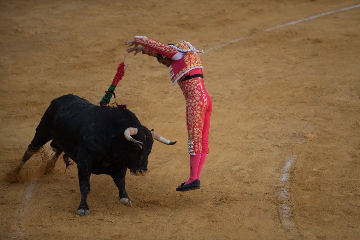 Portentosa actuación del granadino 'El Fandi0', a hombros con Julián López 'El Juli' en tarde de claroscuros de 'Morante de la Puebla'