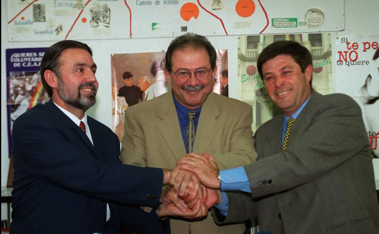 Baltasar Garzón (IU), José Moratalla (PSOE) y Jesús Valenzuela (PA), en un apretón de manos sellan el pacto que da la alcaldía Moratalla.