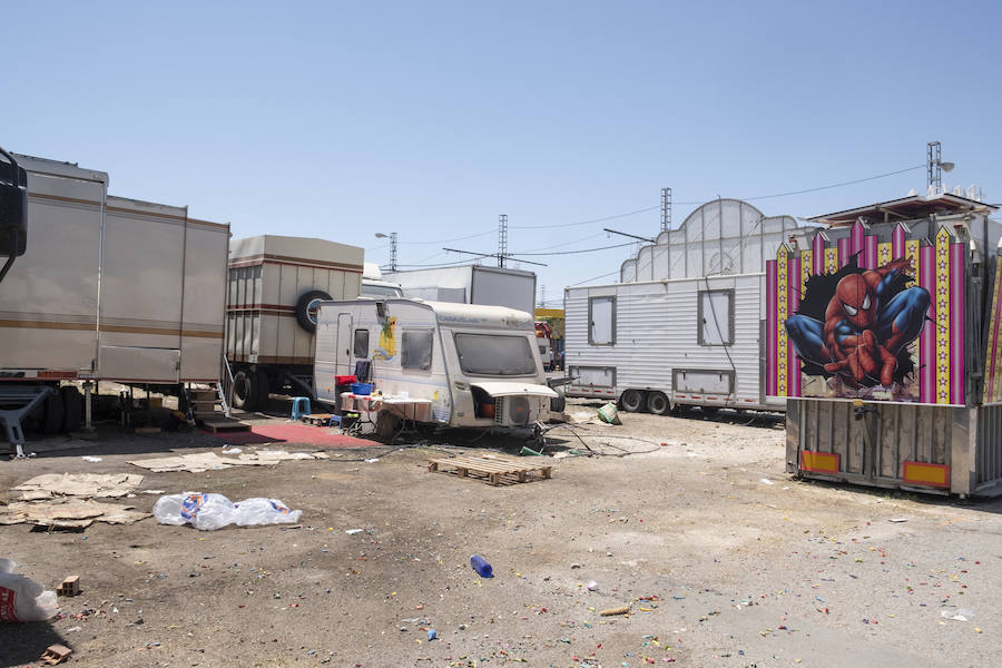 Los caseteros aprovechan el domingo para desmontar las casetas y los cacharritos tras ocho jornadas de feria con una afluencia más que notable.