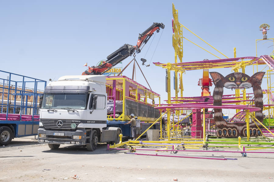 Los caseteros aprovechan el domingo para desmontar las casetas y los cacharritos tras ocho jornadas de feria con una afluencia más que notable.