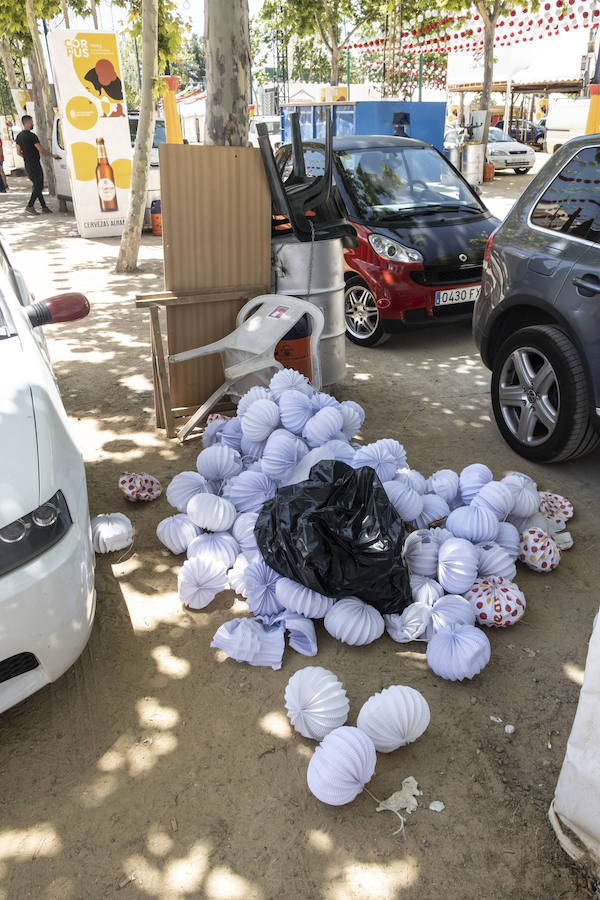 Los caseteros aprovechan el domingo para desmontar las casetas y los cacharritos tras ocho jornadas de feria con una afluencia más que notable.