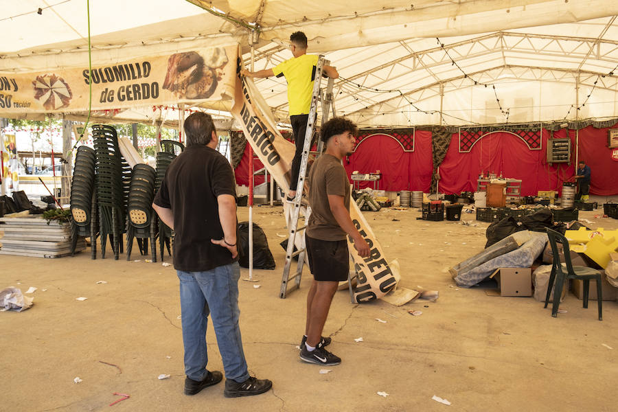 Los caseteros aprovechan el domingo para desmontar las casetas y los cacharritos tras ocho jornadas de feria con una afluencia más que notable.