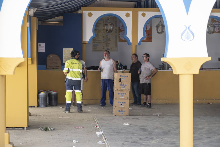 Los caseteros aprovechan el domingo para desmontar las casetas y los cacharritos tras ocho jornadas de feria con una afluencia más que notable.