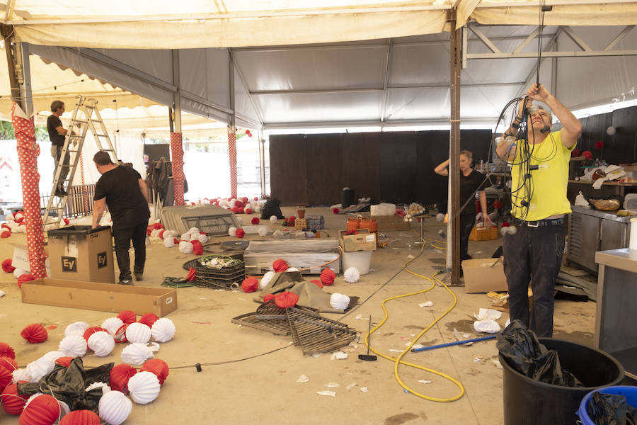 Los caseteros aprovechan el domingo para desmontar las casetas y los cacharritos tras ocho jornadas de feria con una afluencia más que notable.