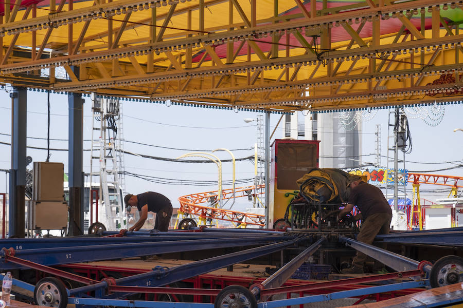 Los caseteros aprovechan el domingo para desmontar las casetas y los cacharritos tras ocho jornadas de feria con una afluencia más que notable.