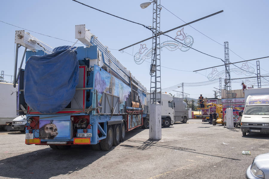 Los caseteros aprovechan el domingo para desmontar las casetas y los cacharritos tras ocho jornadas de feria con una afluencia más que notable.