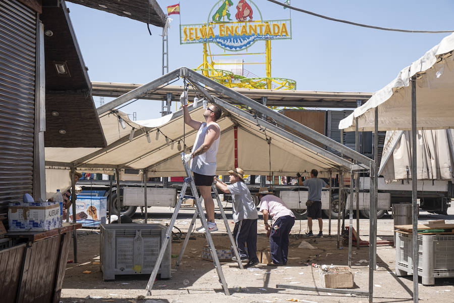 Los caseteros aprovechan el domingo para desmontar las casetas y los cacharritos tras ocho jornadas de feria con una afluencia más que notable.