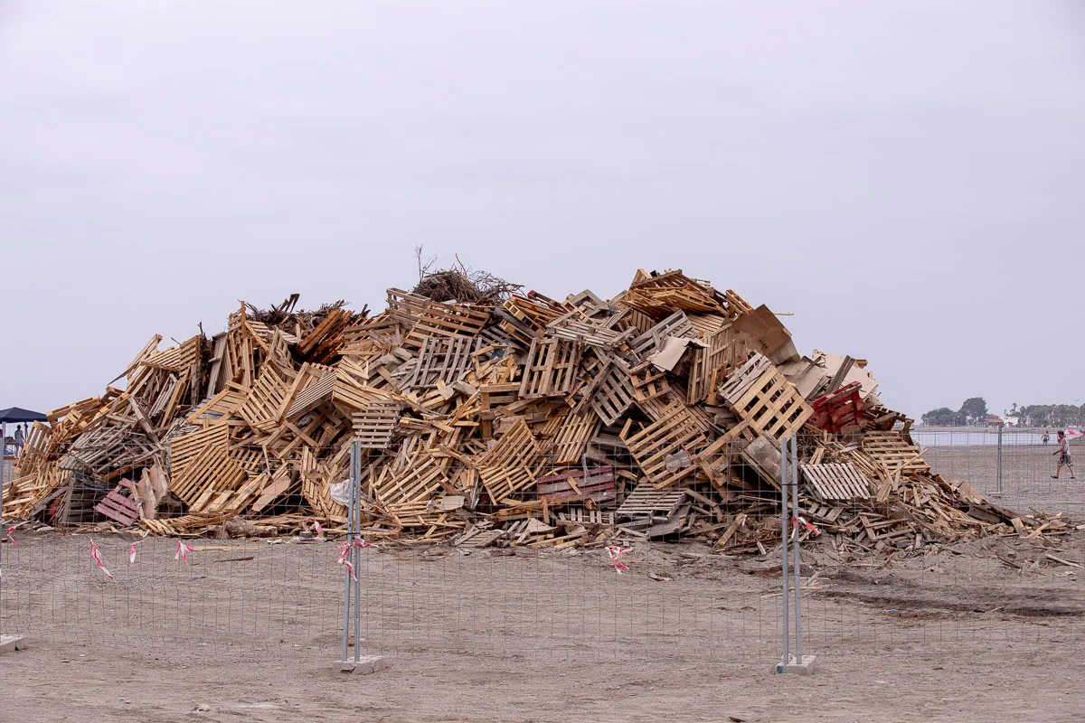 Los pueblos de la Costa Tropical de Granada se está preparando ya para vivir la Noche de San Juan 2019, la más mágica del año, según dicen. En Motril ya hay pilas de madera dispuestas para ser quemada esta noche y muchos vecinos están ocupando ya sitio en la playa para estar bien cerca de la orilla a medianoche para bañarse, como manda la tradición. 