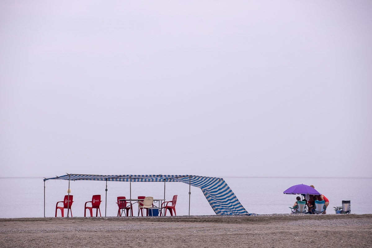 Los pueblos de la Costa Tropical de Granada se está preparando ya para vivir la Noche de San Juan 2019, la más mágica del año, según dicen. En Motril ya hay pilas de madera dispuestas para ser quemada esta noche y muchos vecinos están ocupando ya sitio en la playa para estar bien cerca de la orilla a medianoche para bañarse, como manda la tradición. 