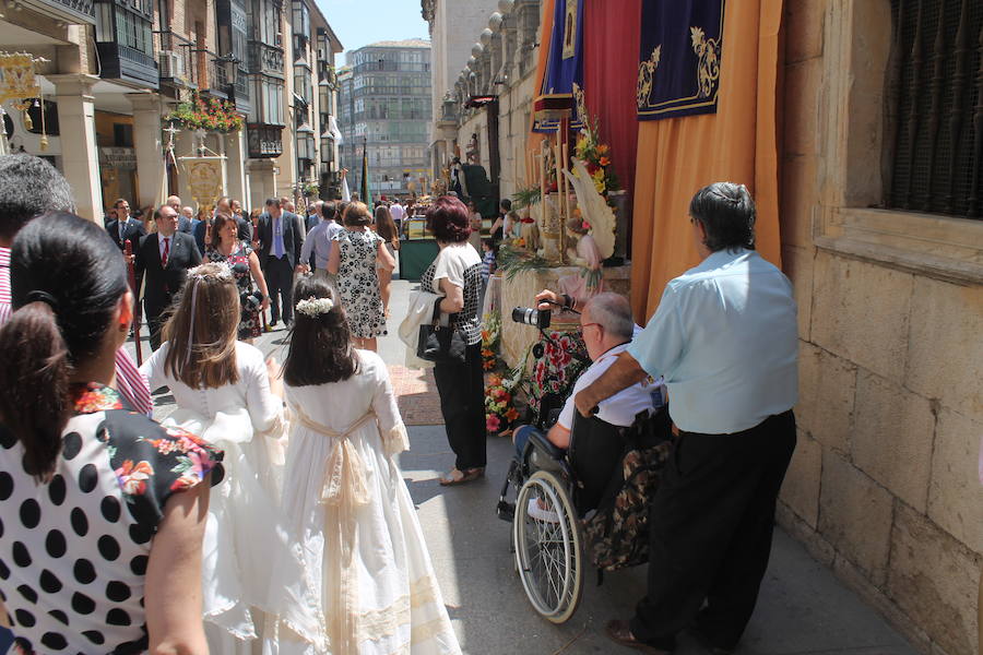 Abanicos, botellas de agua y hasta sombrillas abundaron para hacer frente al sol ante la multitudinaria procesión