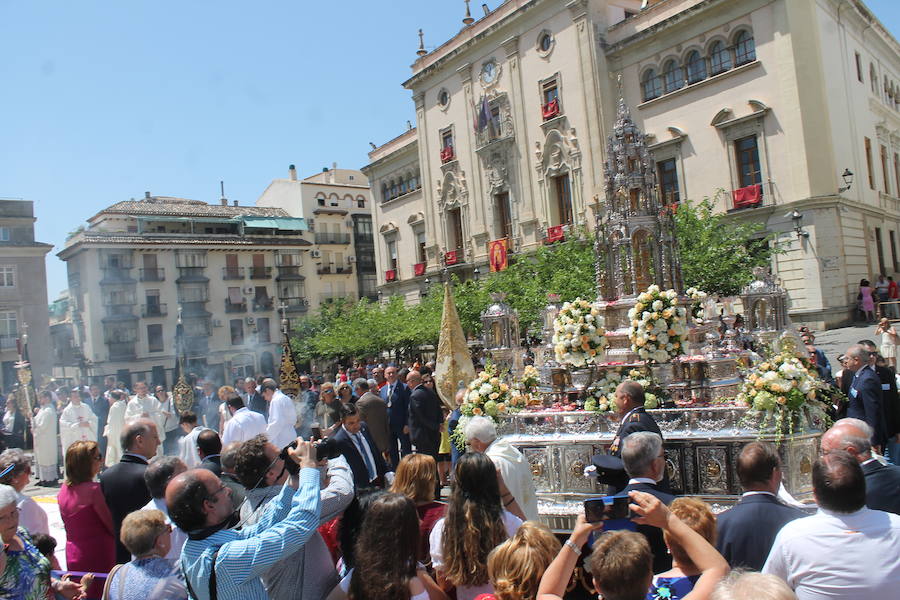 Abanicos, botellas de agua y hasta sombrillas abundaron para hacer frente al sol ante la multitudinaria procesión