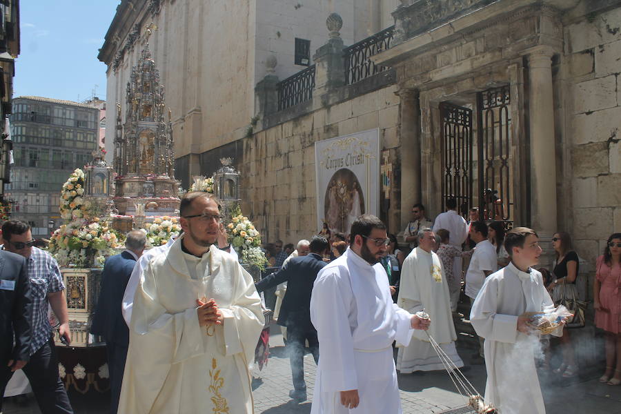 Abanicos, botellas de agua y hasta sombrillas abundaron para hacer frente al sol ante la multitudinaria procesión