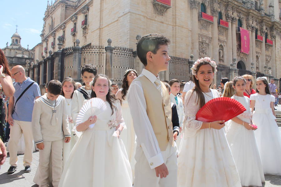 Abanicos, botellas de agua y hasta sombrillas abundaron para hacer frente al sol ante la multitudinaria procesión