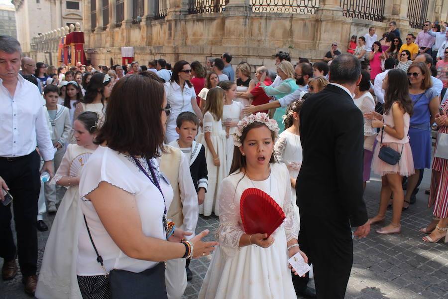 Abanicos, botellas de agua y hasta sombrillas abundaron para hacer frente al sol ante la multitudinaria procesión