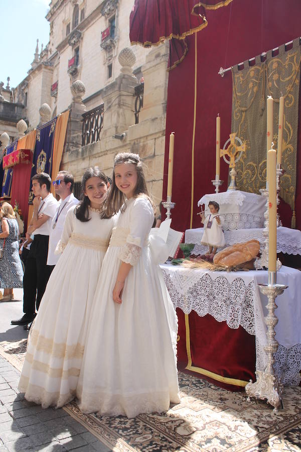 Abanicos, botellas de agua y hasta sombrillas abundaron para hacer frente al sol ante la multitudinaria procesión