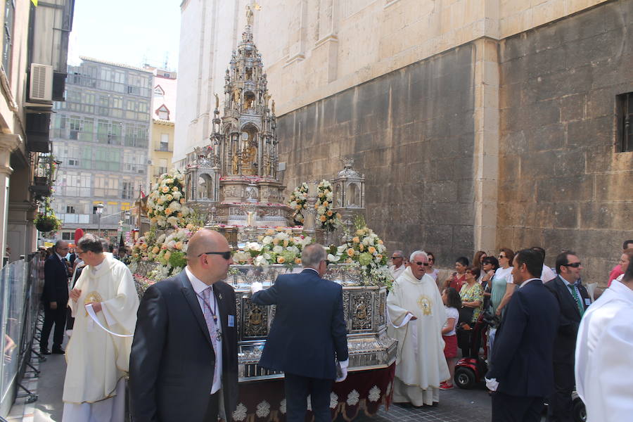 Abanicos, botellas de agua y hasta sombrillas abundaron para hacer frente al sol ante la multitudinaria procesión