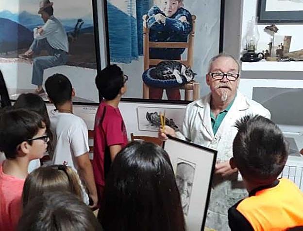 Faustino Castillo conversa con escolares.