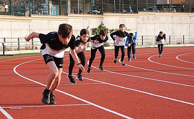 Los velocistas del club Granada Joven entrenan en la pista de tartán del complejo deportivo Núñez Blanca. 
