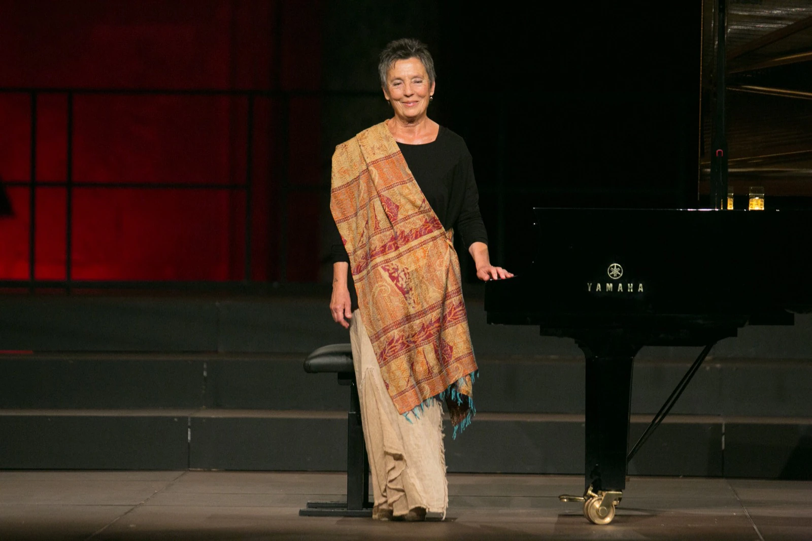 Uno de los verdaderos acontecimientos de la presente edición del Festival ha sido el regreso a Granada de la gran pianista portuguesa Maria Joao Pires. Las anteriores veces que ha estado en Granada sus actuaciones han tenido una extraordinaria categoría, consiguiendo hacer historia de cada una de sus apariciones en los escenarios granadinos. Es por lo que se la esperaba con verdadera expectación, es por lo que los buenos aficionados, los grandes amantes del piano, estaban interesadísimos en volver a disfrutar del arte, de la categoría musical de una de las grandes pianistas que ha marcado una época en la historia de los afortunados intérpretes de este instrumento.